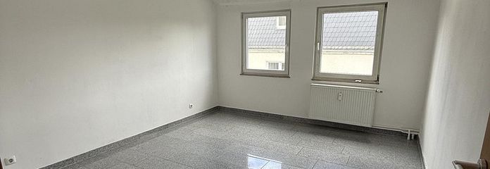 Stadtzentrale Dachgeschosswohnung 2-Zimmer,schön hell,frisch renoviert,Garage,ab sofort – Wohnzimmer 