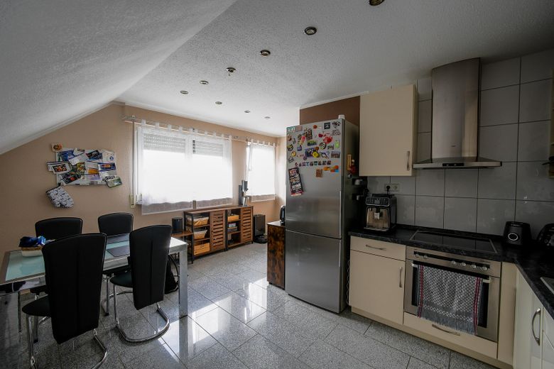 Außergewöhnliche 2-Zimmer-Dachgeschosswohnung mit Kamin, Vollbad, Balkon & ausgebautem Dachboden – Küche_Bild2