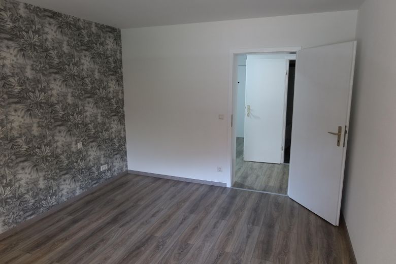 Appartement 3 pièces avec balcon et place de stationnement à Niefern – Schlafzimmer