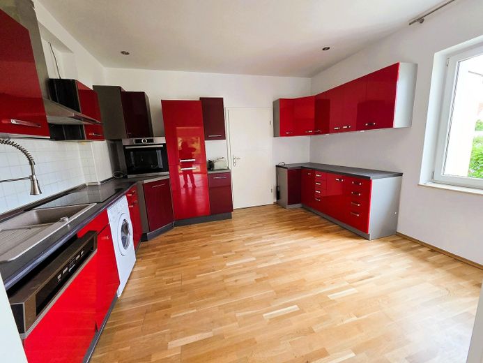 Mehrgenerationenhaus 371 m², Waldidyll am Flughafensee + Aufstockungspotenzial um 155 m² – Küche