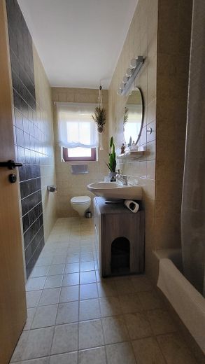 Gemütliche 3-Zimmer-Wohnung mit großem Balkon vor den Toren Münchens – WC mit Dusche