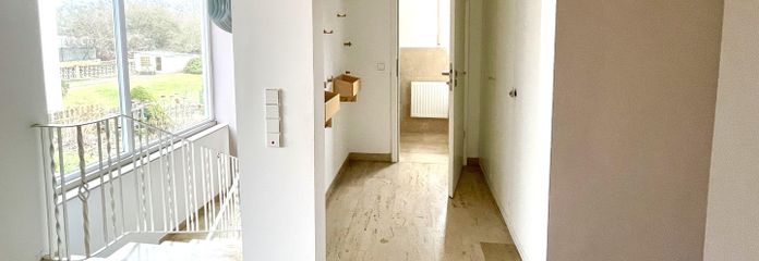 Garderobe und Treppenabgang