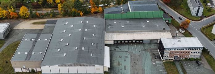 Lager- / Logistikstandort in 95233 Helmbrechts - ca. 10.000 m² Hallenfläche - 22 Laderampen - 930 m² Bürofläche - sofort verfügbar
