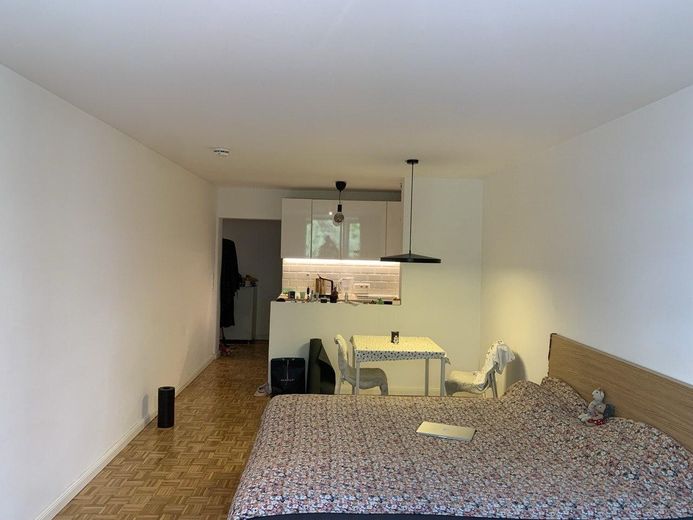Ab 1.10.: Möblierte 1-Zimmer-Wohnung im Herzen von München-Schwabing – hochwertig saniert – Das großzügige Wohnzimmer, 2/2