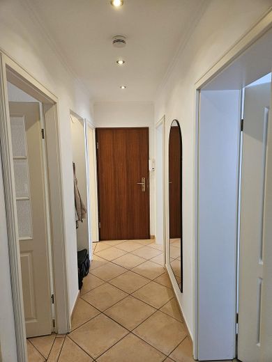 Diese gemütliche 3-Zimmer-Wohnung liegt zentral in Lübeck nahe der Autobahn – Flur