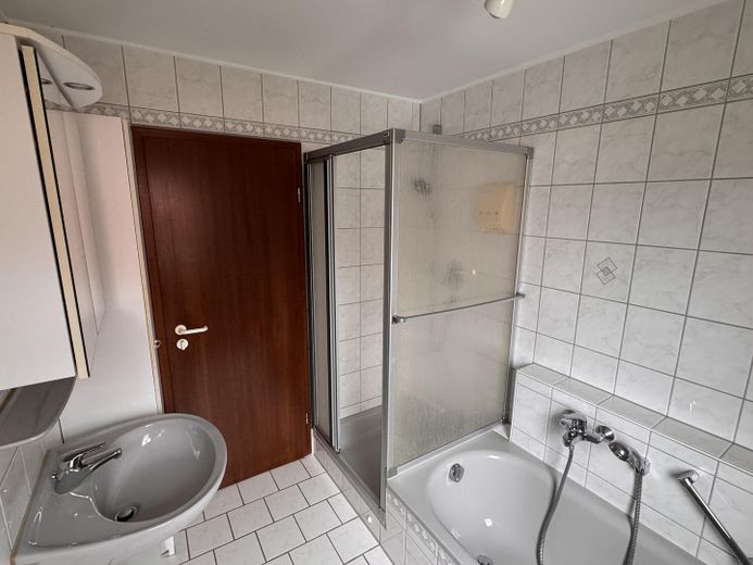 Einziehen & Wohlfühlen: Lichtdurchflutete 2-Zi-Wohnung in Maichingen – Bad mit Dusche u. Wanne
