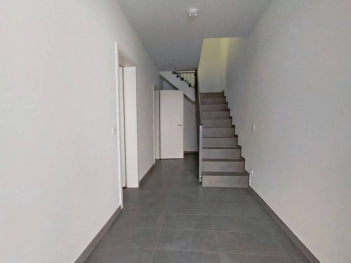 Modernes Wohnen auf zwei Ebenen: Stilvolle Maisonette-Wohnung mit eigenem Garten in Rissen – Flur