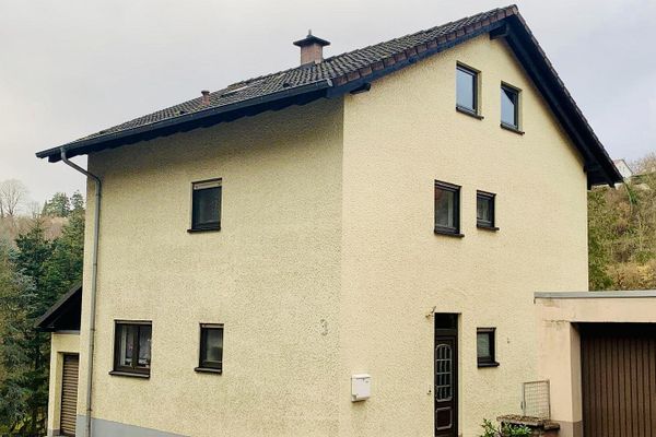 Großes Ein- bis Zweifamilienhaus mit Balkon, Terrasse und Garage