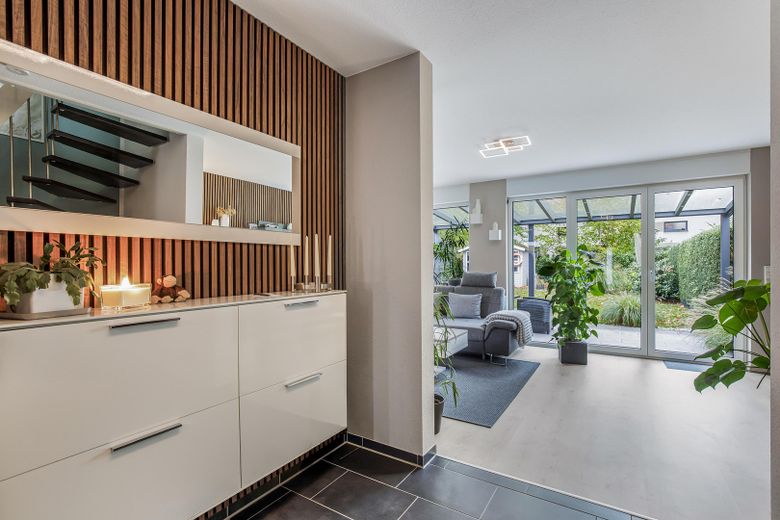 Gepflegte Doppelhaushälfte mit Südgarten, überdachter Terrasse & Doppel-Carport – provisionsfrei – Garderobe