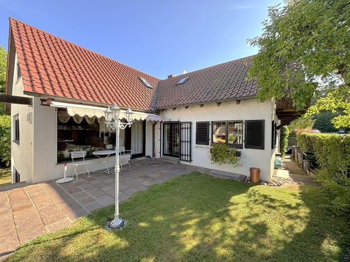 Hausansicht mit Garten im EG