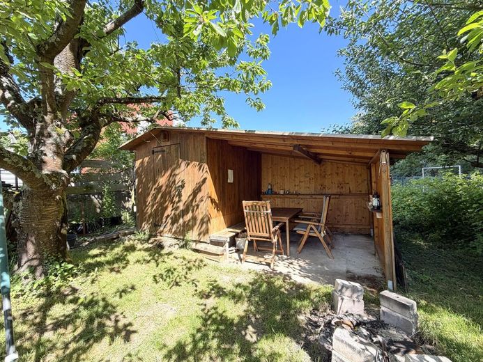 Zweifamilienhaus in idyllischer Lage - direkt an der Modau mit großem Garten – Gartenhütte