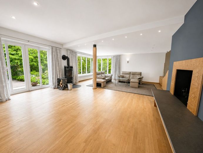 Charakterimmobilie mit Einliegerwohnung auf außergewöhnlichem Naturgrundstück – Wohnzimmer EG
