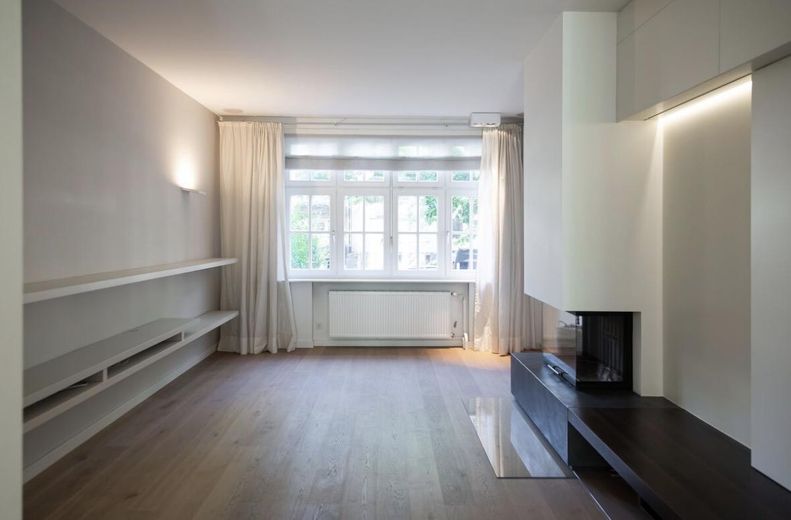 Ruime tuinmaisonnette over twee woonlagen in Hamburg-Eilbek – Wohnraum 2 (Kaminzimmer)