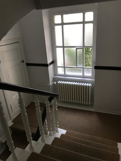 Ku’damm’a yakın, Charlottenburg’un en gözde konumunda şehir yaşamı – Komisyon ücreti olmayan şirin daire – Treppenhaus