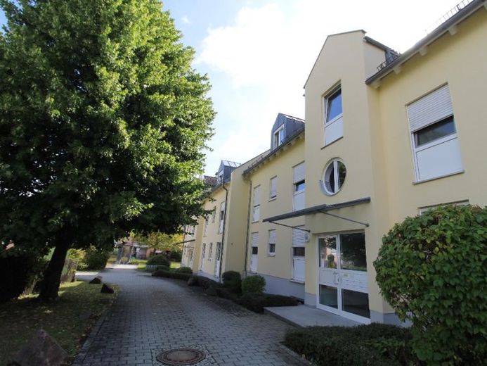 *** Appartamento di 3 locali in una zona residenziale rinomata di Penig con cucina componibile + balcone + garage sotterraneo *** – Foto 1
