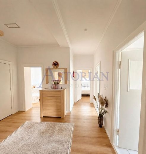 Wunderschöne 4-Zimmer-Wohnung im nachgefragten Berliner Westend – Flur