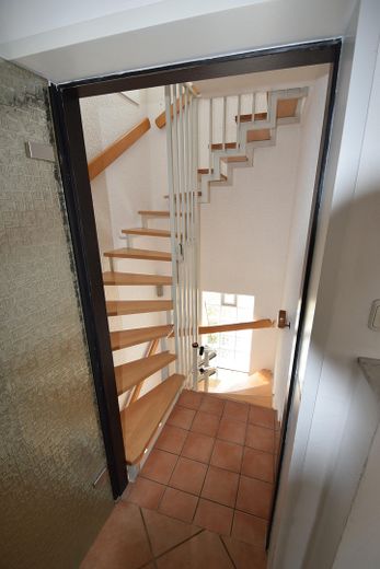 Provisionsfrei! Zweifamilienhaus, großer Sonnengarten – Treppenhaus 