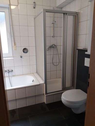 H`rath-Straß,mod.Komf.-Mais-Whg.ruhig, Südbalkon, 2.OG – Bad
