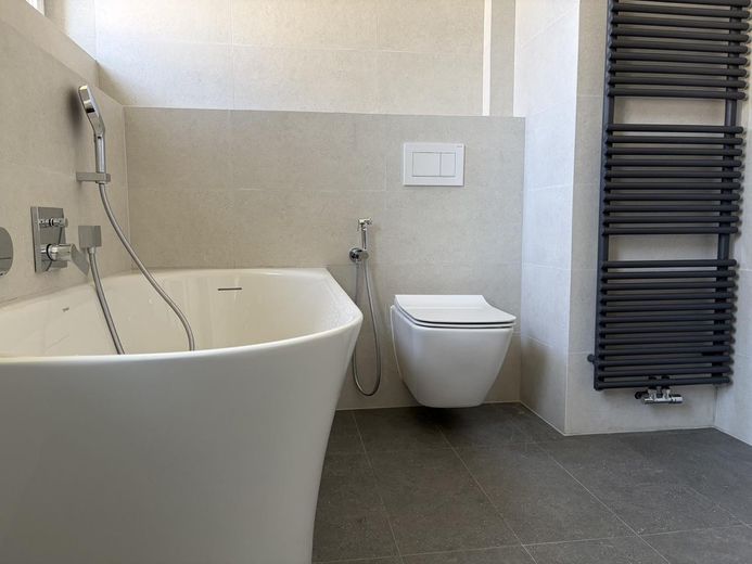 Esclusivo appartamento d’epoca di 146 m² completamente ristrutturato in posizione privilegiata a Göppingen–elegante, moderno, unico – Bad