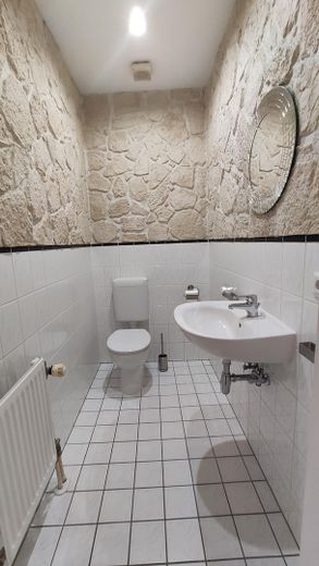 (provisions- u. bezugsfrei) Traumhafte, renovierte 4 Zimmer-Wohnung mit großer Dachterrasse – Gäste WC