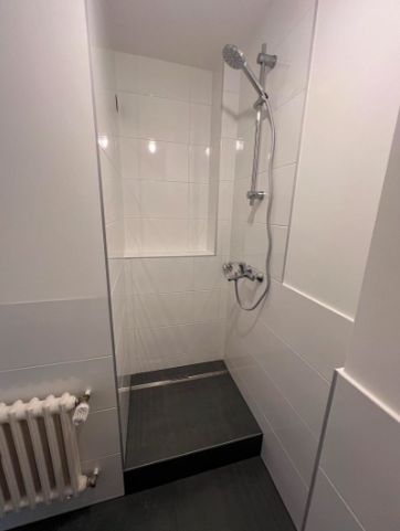 7 Min zur Uni! WG-Neugründung oder als möblierte Wohnung +Balkon- Drei-Zimmer-Wohnung in D-Bilk – Saniertes Duschbad