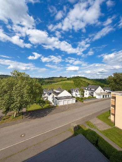 von Privat Eigentumswohnung  Großzügige 4-Zimmer-Wohnung in Olewig mit Balkon, Garage und Stellplatz – Blick Schlafzimmer