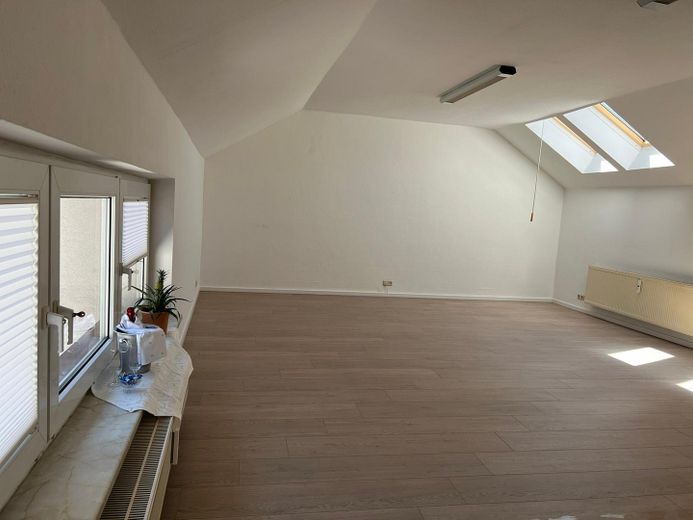 Wohn- und Geschäftshaus, top renovierte Wohnung sofort frei! Eigenutzung oder Kapitalanlage – Wohnzimmer Obergeschoss