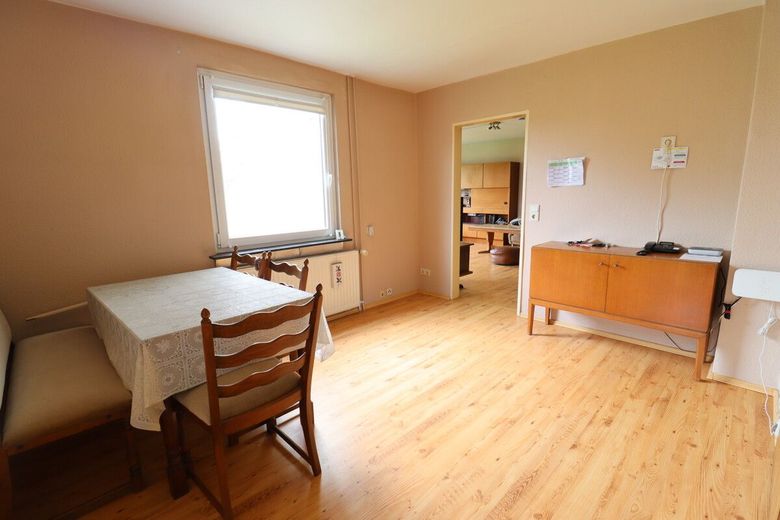 Großes EFH mit PV-Anlage, Kamin, Keller, Garagen und herrlichem Garten ! – Esszimmer EG
