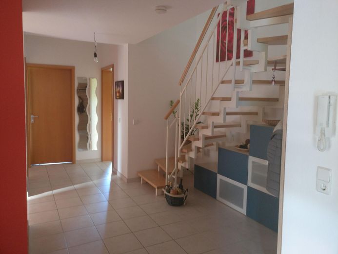 Przestronne mieszkanie 4½-pokojowe na poddaszu z galerią i 2 balkonami wraz z miejscem parkingowym w garażu podziemnym – spokojna lokalizacja – Treppe zur Galerie