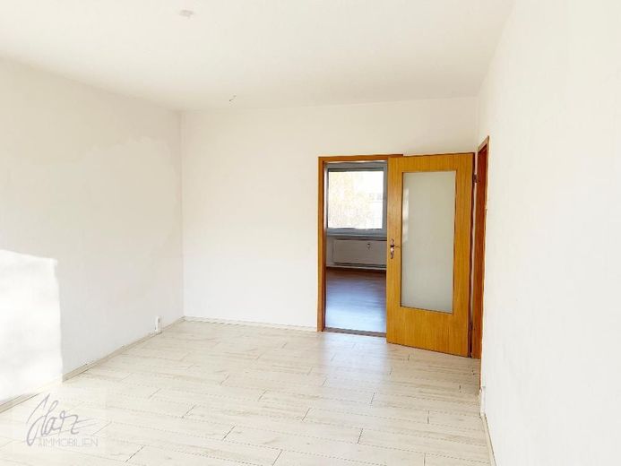 *** AFFERRA ORA - CURATO APPARTAMENTO DI 3 LOCALI IN ZONA VERDE DI ZEITHAIN! *** – Wohnzimmer mit Blick Richtung Schlafzimmer