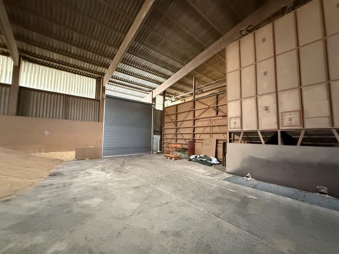 Vielseitiger Gewerbestandort mit Büro-, Lager- und Hallenflächen in Volkmarsen – Lagerhalle innen