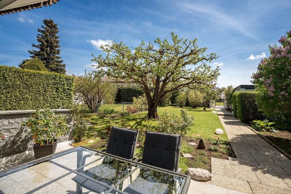 da privato, affascinante villetta bifamiliare con ampio giardino in posizione tranquilla e privilegiata a Otterfing