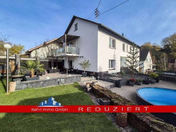 Großzügiges Wohnen für zwei Generationen: Poolbereich mit Poolbar und barrierefreiem EG – Foto 1