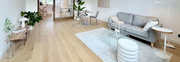 Appartement 3 pièces fraîchement rénové et libre, avec balcon orienté au sud – Wohnzimmer mit Blick zur Küche