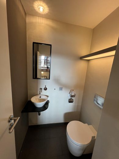 Großzügiges Reihenhaus mit Galerie, Kamin, Solaranlage und Einliegerwohnungspotenzial – Gäste WC