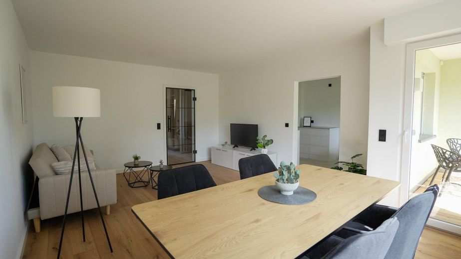 Morderne, sanierte 3 Zimmer Wohnung zum Erstbezug und Provisionsfrei – Wohn/ Essbereich
