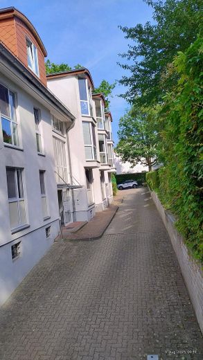 Charmante 3-Zi.- Maisonettewhg, TG-Stellplatz ,Garten, Balkon in grüner Lage von Hamburg Meiendorg – Einfahrt / TG 