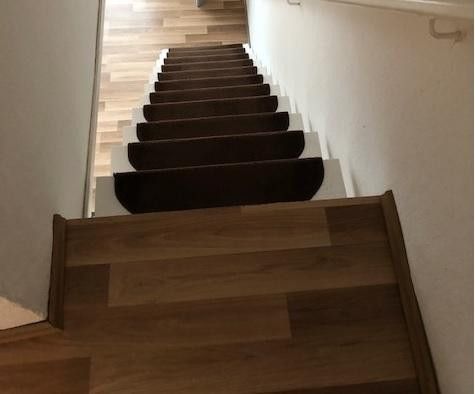 Möblierte komfortable 2,5 Zi. Wohnung EG “zentral und doch ruhig“ – Treppe