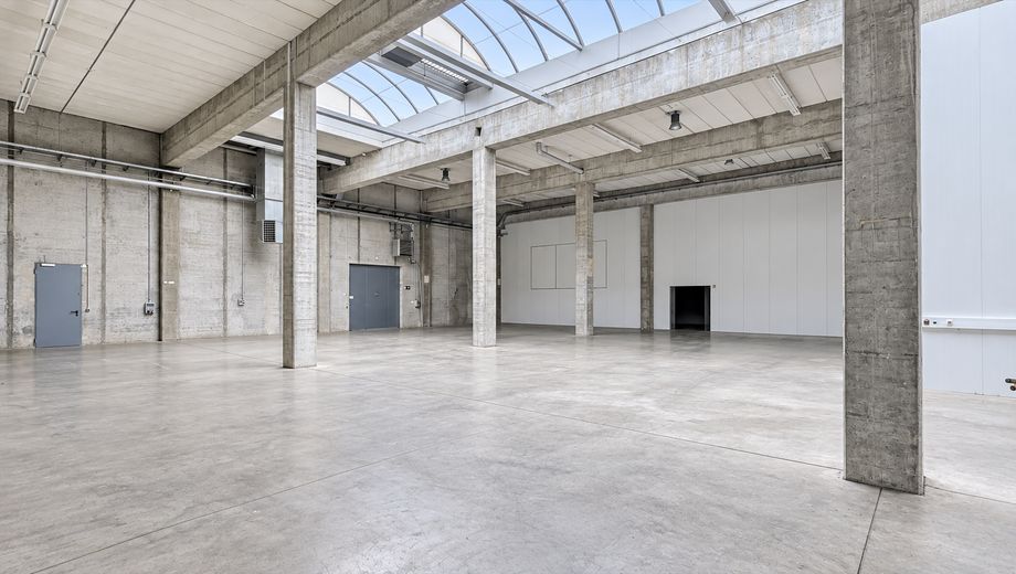 गोदाम, उत्पादन, कार्यालय/सामाजिक कक्ष 750m² + 206m², खुला क्षेत्र >5000m² (विकल्प + CNC मशीनिंग लगभग 400m²) – Halle