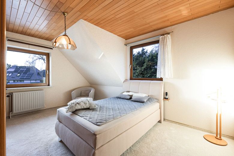 Familientraum in Bönningstedt: Solides EFH mit Wintergarten &amp; Doppelgarage – Schlafzimmer