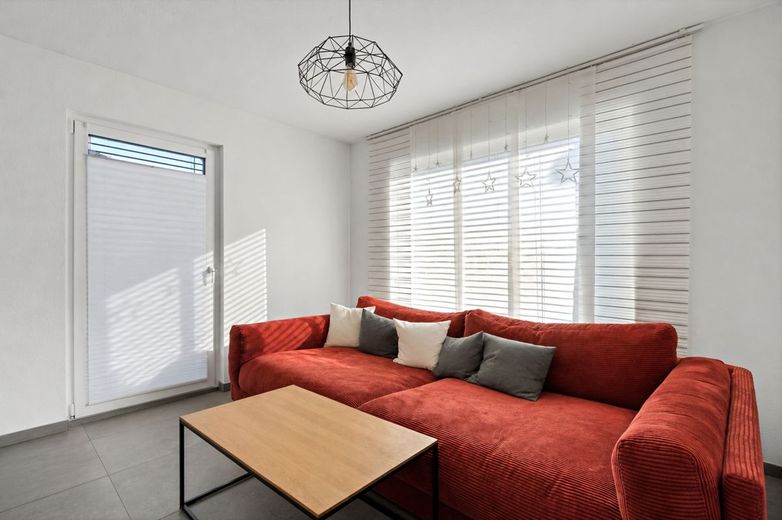 Modernes Familienglück in ruhiger Lage - energieeffizientes Einfamilienhaus mit Garten, Smart Home und Doppelgarage – Wohnzimmer