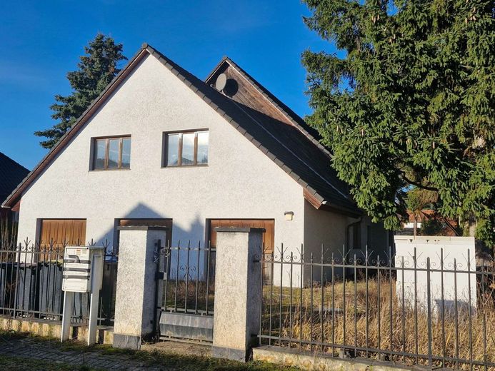 MFH mit  Baugrundstück - seltene Chance in Oranienburg – Garagen zur Straßenseite