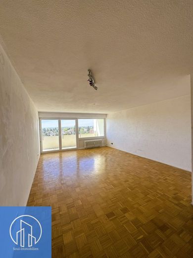 Lichtdurchflutete 3-Zimmer-Wohnung mit 3 Balkonen, Aufzug &amp; Garage - Wohnen mit Weitblick 90427 Nbg – Wohnzimmer 1.2