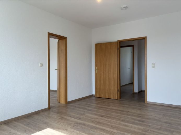 frisch renoviert - modernisierte/helle Etagenwohnung - 2,0 Zi. Küche mit EBK/Wannenbad (TLB) - ca. 45m² – 260422_MW_1.OG_links_WLS60_Crimmitschau_Bilder_CKI_015_Wozi.