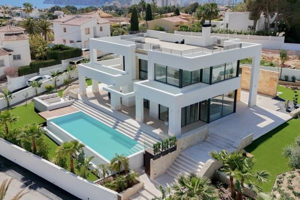 Luxuriöse Villa mit Meerblick mit Keller