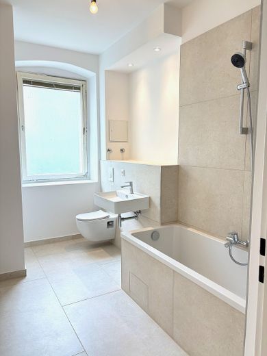 Sofort bezugsfertig und vollständig modernisierte 2 Zimmer Wohnung – Bad