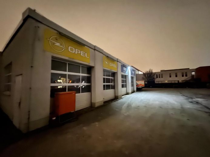 Car dealership with motor vehicle workshop & tire service TÜV in Berlin-Köpenick available for flexible rental – Rückseite
