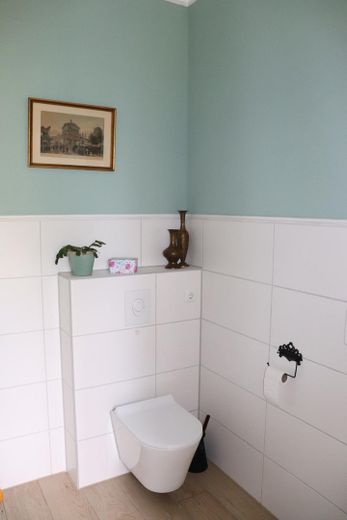 Charmantes Landhaus mit Wohnkeller, großer Garten, Werkstatt, zwei Veranden, Hobby-Stall – Badezimmer EG
