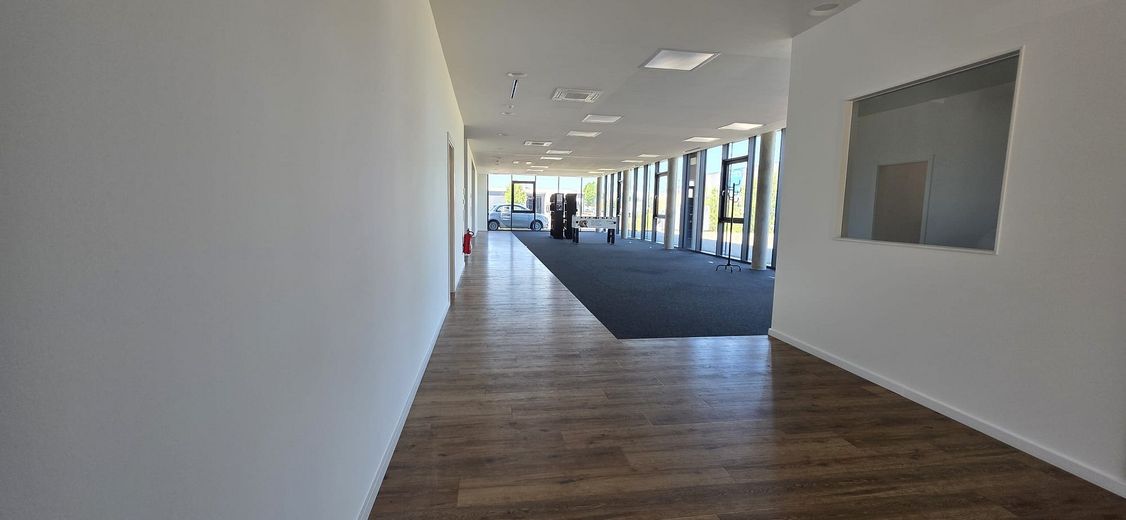 Moderne, lichtdurchflutete Bürofläche, 5 Stellplätze, repräsentativ, barrierefrei, sofort verfügbar – Foto 1