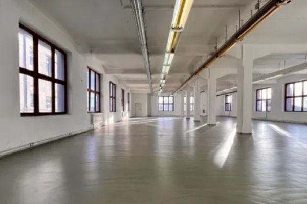 ¡Atención, gimnasios! Naves comerciales con montacargas